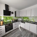 E2 - Gut Ausgestattete 3-zimmerwohnung 64 Qm, Fuer 1-3 Personen 1 Dz 1ez דירה